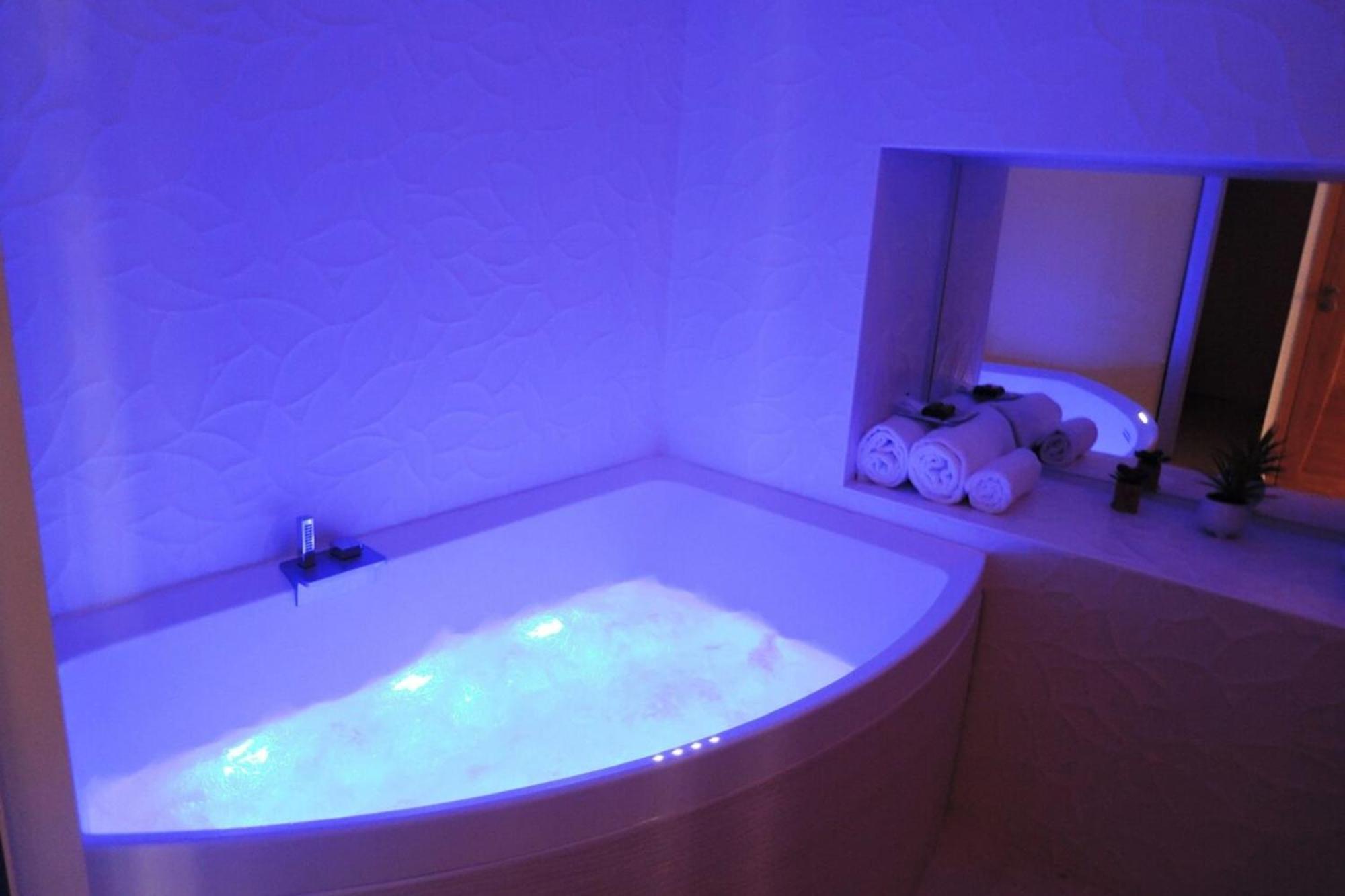 L'Eau Vive - sauna et jacuzzi en centre piéton Annecy Extérieur photo